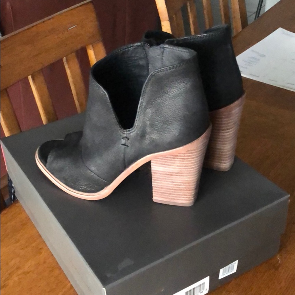 VINCE CAMUTO. VC-KATLEEN. SIZE 8.